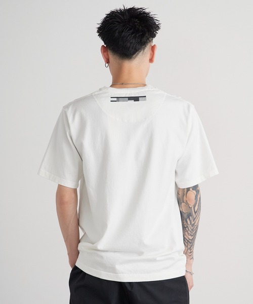 FACETASM（ファセッタズム）の「FACETASM/ファセッタズム オールドイングリッシュ ブランドロゴ クルーネック Tシャツ 2026年春夏（Tシャツ/カットソー・メンズ・ホワイト/チャコールグレー・3/4/5）」の8枚目の写真