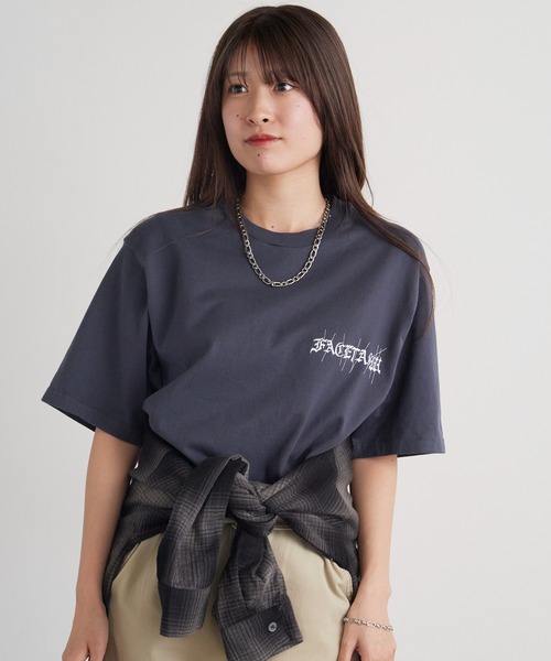 FACETASM（ファセッタズム）の「FACETASM/ファセッタズム オールドイングリッシュ ブランドロゴ クルーネック Tシャツ 2026年春夏（Tシャツ/カットソー・メンズ・ホワイト/チャコールグレー・3/4/5）」の16枚目の写真