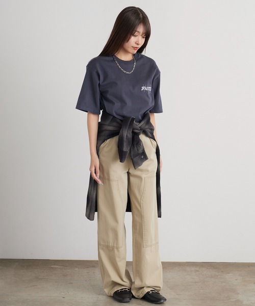 FACETASM（ファセッタズム）の「FACETASM/ファセッタズム オールドイングリッシュ ブランドロゴ クルーネック Tシャツ 2026年春夏（Tシャツ/カットソー・メンズ・ホワイト/チャコールグレー・3/4/5）」の19枚目の写真