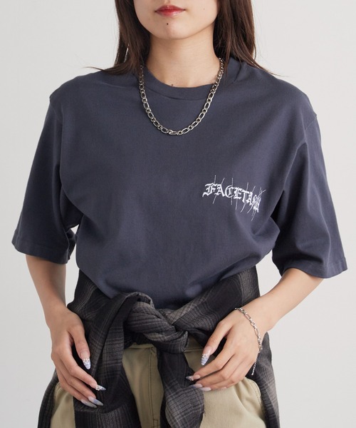 FACETASM（ファセッタズム）の「FACETASM/ファセッタズム オールドイングリッシュ ブランドロゴ クルーネック Tシャツ 2026年春夏（Tシャツ/カットソー・メンズ・ホワイト/チャコールグレー・3/4/5）」の20枚目の写真
