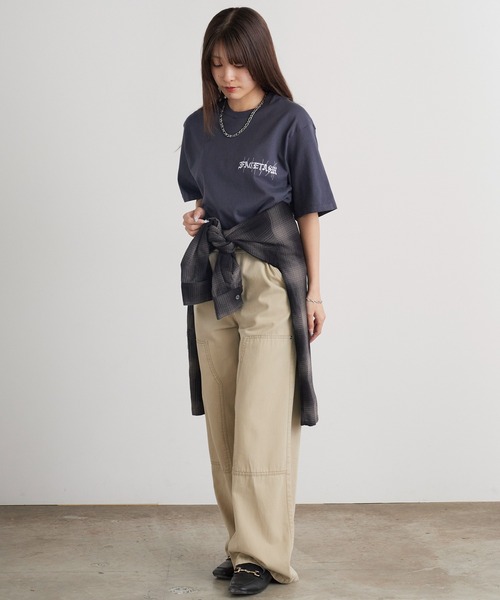 FACETASM（ファセッタズム）の「FACETASM/ファセッタズム オールドイングリッシュ ブランドロゴ クルーネック Tシャツ 2026年春夏（Tシャツ/カットソー・メンズ・ホワイト/チャコールグレー・3/4/5）」の21枚目の写真