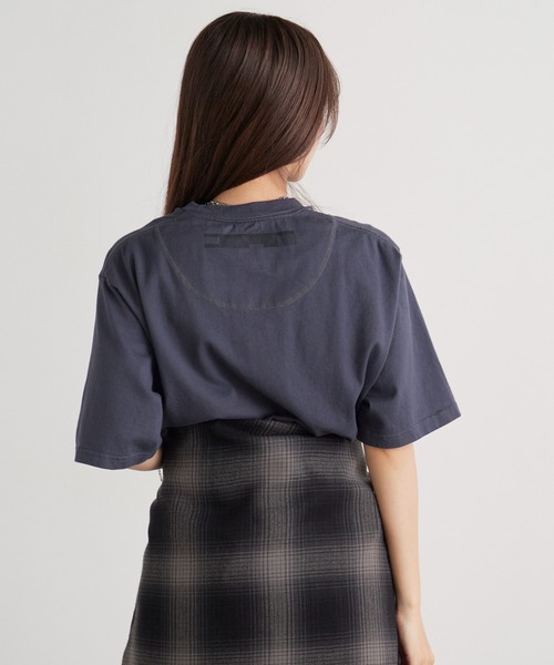 FACETASM（ファセッタズム）の「FACETASM/ファセッタズム オールドイングリッシュ ブランドロゴ クルーネック Tシャツ 2026年春夏（Tシャツ/カットソー・メンズ・ホワイト/チャコールグレー・3/4/5）」の22枚目の写真