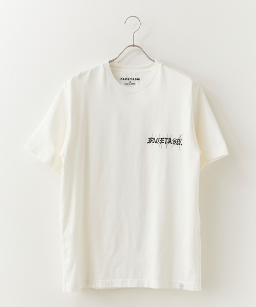 FACETASM（ファセッタズム）の「FACETASM/ファセッタズム オールドイングリッシュ ブランドロゴ クルーネック Tシャツ 2026年春夏（Tシャツ/カットソー・メンズ・ホワイト/チャコールグレー・3/4/5）」の3枚目の写真