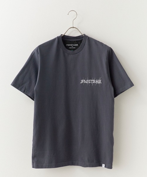 FACETASM（ファセッタズム）の「FACETASM/ファセッタズム オールドイングリッシュ ブランドロゴ クルーネック Tシャツ 2026年春夏（Tシャツ/カットソー・メンズ・ホワイト/チャコールグレー・3/4/5）」の14枚目の写真