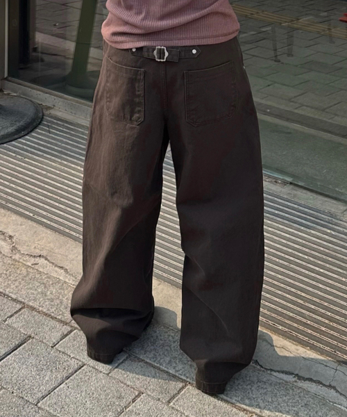 BASEMOMENT(ベースモーメント)の「シンチバックカーブドウォッシングツイルパンツダークブラウン(その他パンツ・メンズ・その他・M/L/XL)」の1枚目の写真