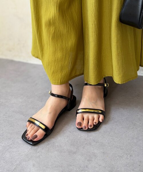Chez toi（シェトワ）の「ゴールドプレートサンダル（サンダル・レディース・シルバー/ベージュ/ブラック・MEDIUM/LARGE）」の2枚目の写真