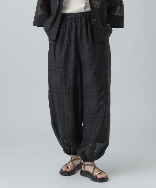 LEPSIM(レプシィム)の「オーガンジー刺繍パンツ 637639(その他パンツ・レディース・オフホワイト/ブラック・FREE)」の2枚目の写真