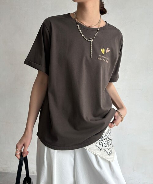 DouDou(ドゥドゥ)の「【WEB限定】ハート×ロゴ刺繍TEE(Tシャツ/カットソー・レディース・ブラック/オフホワイト/ブラウン・FREE)」の3枚目の写真