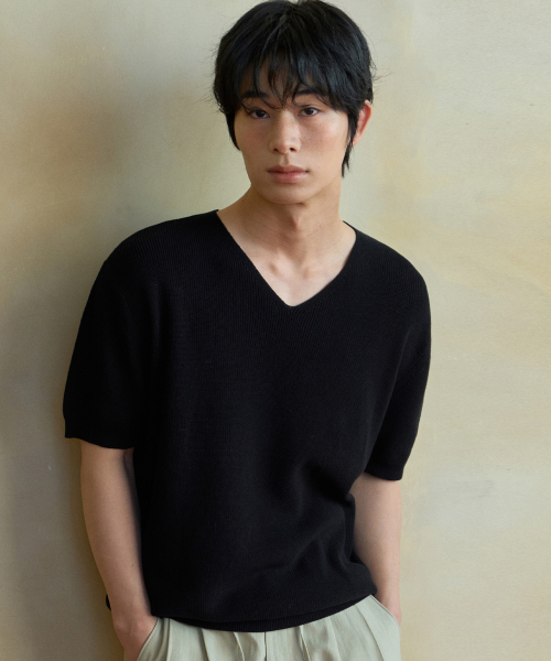 WEDNESDAY OASIS（ウェンズデーオアシス）の「ウォッシャブルエブリVネックハーフニット_BLACK(WC26KN49)（ニット/セーター・メンズ・ブラック・MEDIUM/LARGE）」の2枚目の写真