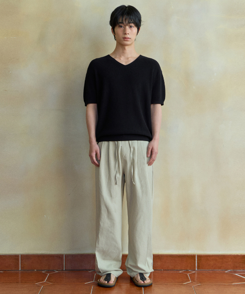 WEDNESDAY OASIS（ウェンズデーオアシス）の「ウォッシャブルエブリVネックハーフニット_BLACK(WC26KN49)（ニット/セーター・メンズ・ブラック・MEDIUM/LARGE）」の4枚目の写真