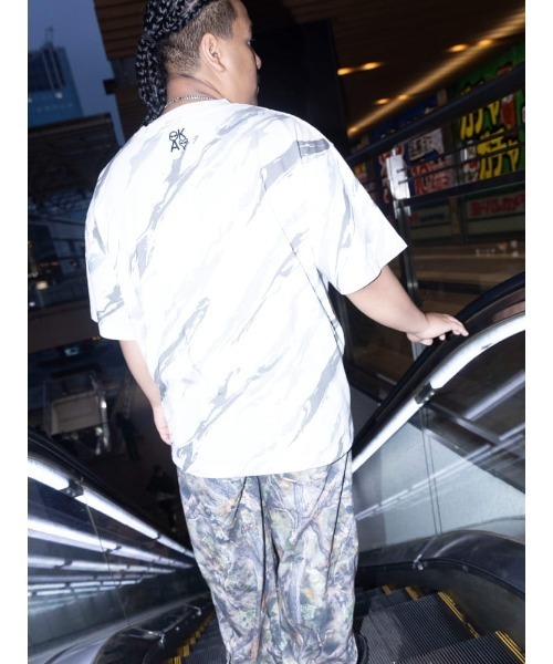 SAKAZEN(サカゼン)の「【WEB限定価格】Tシャツ 半袖 メンズ 大きいサイズ ペイント 総柄 プリント ロゴ刺繍 クルーネック トップスカジュアル 春 夏(Tシャツ/カットソー・メンズ・D/C/B/A・3XL/X(2L)/2XL)」の11枚目の写真