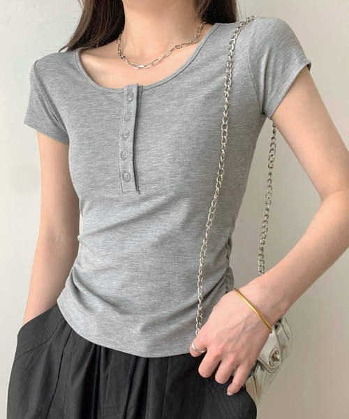 2ly2(トゥーリートゥー)の「リブ素材 ヘンリーネック 半袖カットソー フィットシルエット Tシャツ(Tシャツ/カットソー・レディース・グレー/ホワイト/ブラック・FREE)」の3枚目の写真