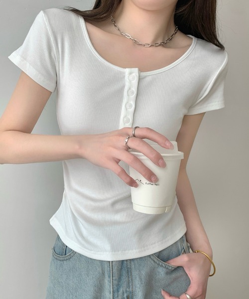 2ly2(トゥーリートゥー)の「リブ素材 ヘンリーネック 半袖カットソー フィットシルエット Tシャツ(Tシャツ/カットソー・レディース・グレー/ホワイト/ブラック・FREE)」の6枚目の写真