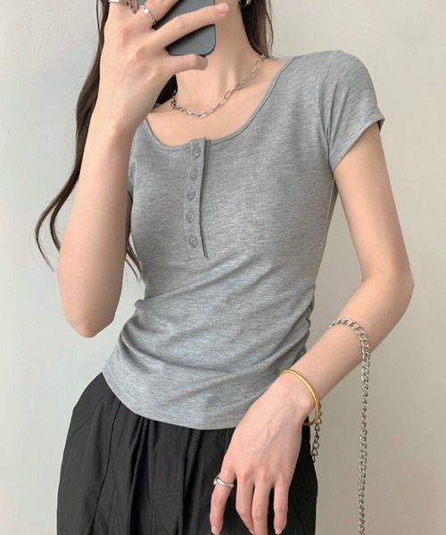 2ly2(トゥーリートゥー)の「リブ素材 ヘンリーネック 半袖カットソー フィットシルエット Tシャツ(Tシャツ/カットソー・レディース・グレー/ホワイト/ブラック・FREE)」の19枚目の写真