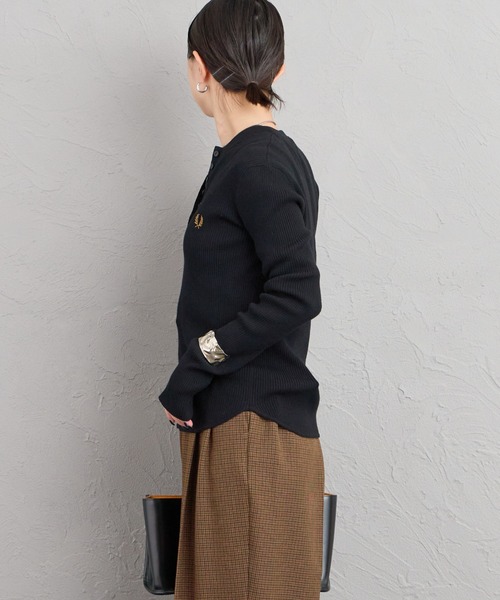 FRED PERRY（フレッドペリー）の「[FRED PERRY/フレッドペリー] 別注 ワンポイントロゴ刺繍 ヘンリーネックリブニット（ニット/セーター・レディース・ブラウン/オートミール/ブラック・8/10）」の22枚目の写真