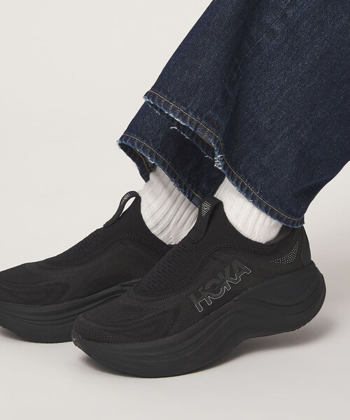 HOKA(ホカ)の「<HOKA>スカイワード レースレス スニーカー(スニーカー・レディース・ブラック・24cm/25cm/24.5cm/23cm/23.5cm)」の1枚目の写真