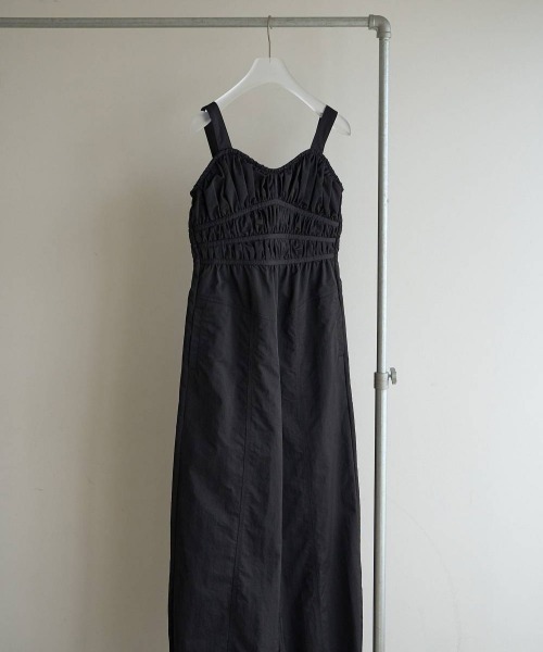 anuke（アンヌーク）の「anuke Gather Wide Combinaison（ワンピース・レディース・ブラック/ベージュ・38/36）」の2枚目の写真