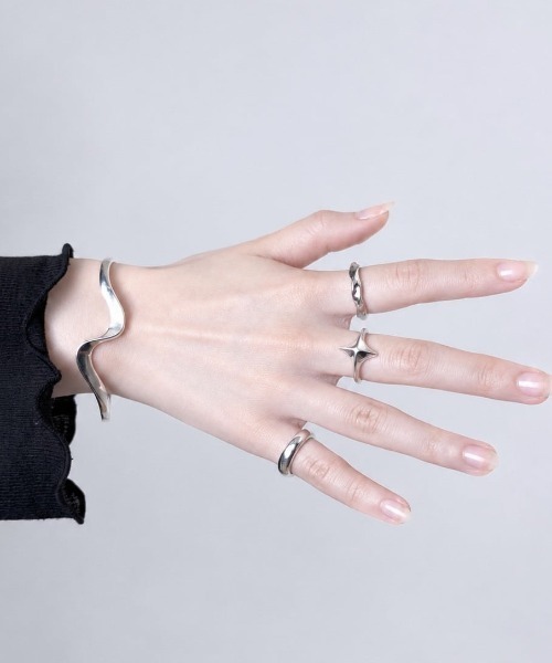 NOEL(ノエル)の「Twist Ring Ⅱ #078 フリーサイズリング(リング・メンズ・シルバー・FREE)」の8枚目の写真