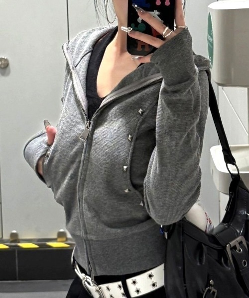 Vipoa(ヴィポア)の「studs zip up hoodie(パーカー・レディース・ブラック/グレー・FREE)」の9枚目の写真