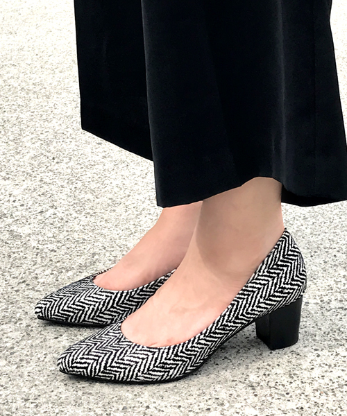 mio notis（ミオノティス）の「50mmゴートスエードチャンキーヒールパンプス（パンプス・レディース・ブラック×ホワイト/グレー/ブラック/カーキ/ベージュ・39/36/37/38/35）」の2枚目の写真