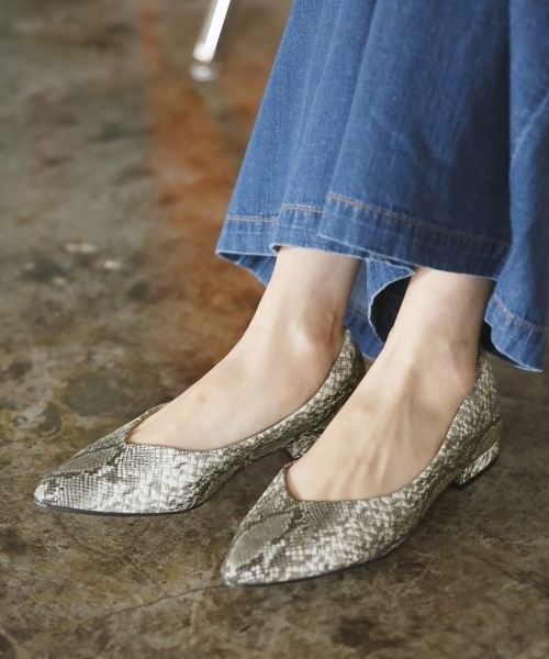LEPSIM（レプシィム）の「Vカットフラットパンプス　742389（パンプス・レディース・ライトブルー/ライトベージュ/パイソン・LARGE/SMALL/MEDIUM）」の3枚目の写真