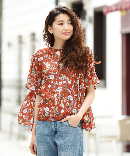 Luz Llena(ラズレナ)の「バックシャン・花柄シフォンブラウス(Tシャツ/カットソー・レディース・ブラック/レッド・MEDIUM)」の1枚目の写真