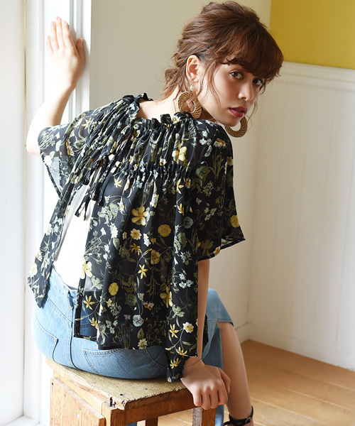 Luz Llena(ラズレナ)の「バックシャン・花柄シフォンブラウス(Tシャツ/カットソー・レディース・ブラック/レッド・MEDIUM)」の2枚目の写真