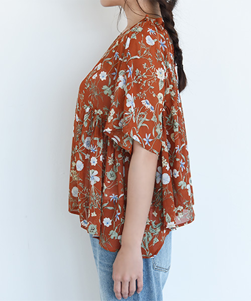 Luz Llena(ラズレナ)の「バックシャン・花柄シフォンブラウス(Tシャツ/カットソー・レディース・ブラック/レッド・MEDIUM)」の4枚目の写真