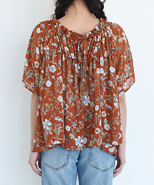Luz Llena(ラズレナ)の「バックシャン・花柄シフォンブラウス(Tシャツ/カットソー・レディース・ブラック/レッド・MEDIUM)」の5枚目の写真