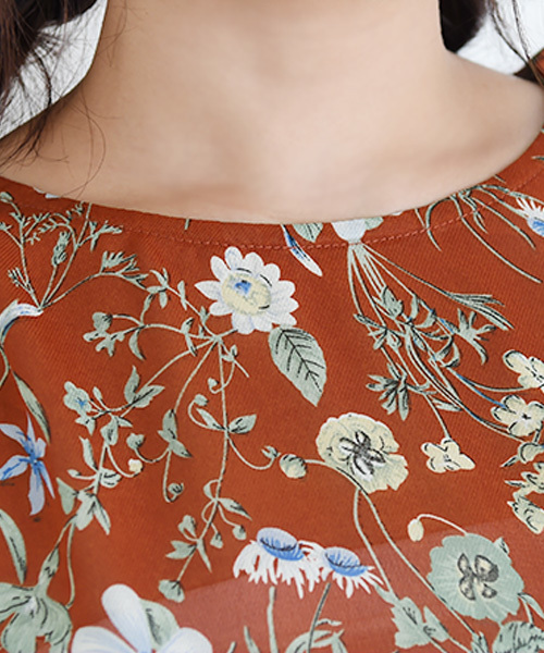 Luz Llena(ラズレナ)の「バックシャン・花柄シフォンブラウス(Tシャツ/カットソー・レディース・ブラック/レッド・MEDIUM)」の6枚目の写真