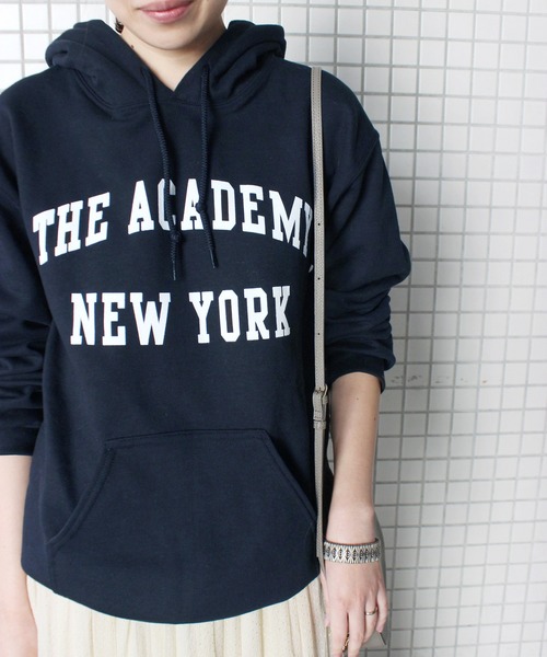 SLOBE IENA(スローブイエナ)の「The Academy New York パーカー◆(パーカー・レディース・ブラック/グレー系その他/レッド・FREE)」の2枚目の写真