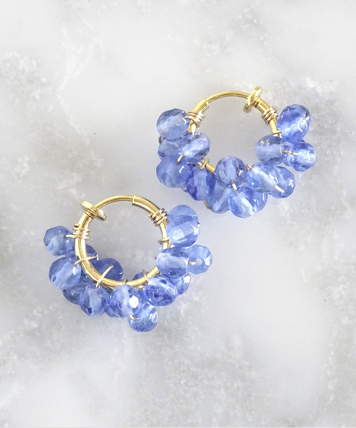 tone(トーン)の「【marinaJEWELRY】Blueberry Quartz wrapped earring(イヤリング・レディース・ブルー・FREE)」の1枚目の写真