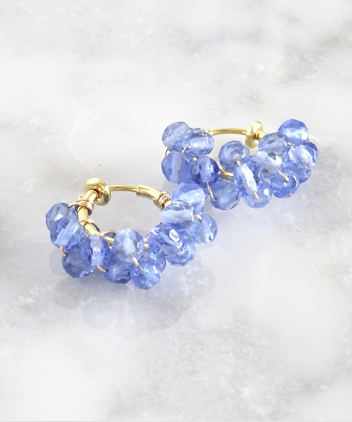 tone(トーン)の「【marinaJEWELRY】Blueberry Quartz wrapped earring(イヤリング・レディース・ブルー・FREE)」の3枚目の写真