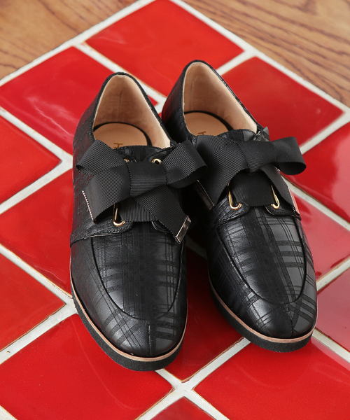 HIPS(ヒップス)の「軽量レザーリボンシューズ(その他シューズ・レディース・ブラック/ブルー/ブラック系その他/グレイッシュベージュ・23cm/23.5cm/24cm/24.5cm/22.5cm)」の2枚目の写真