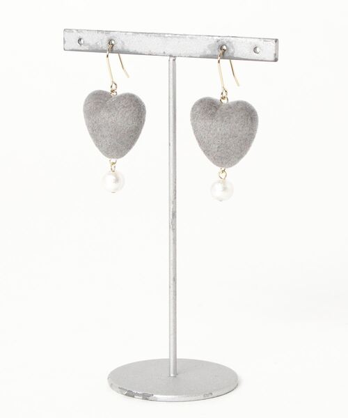 tone(トーン)の「【Uloue】フロッキーハートのピアス(ピアス(両耳用)・レディース・グレー/レッド/ブラウン/ピンク/ネイビー・FREE)」の2枚目の写真
