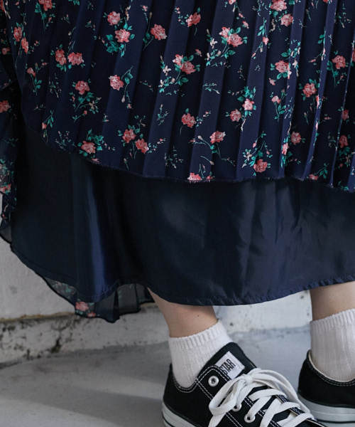 PairPair（ペアペア）の「花柄シフォンプリーツスカート（スカート・レディース・ネイビー/アイボリー・FREE）」の5枚目の写真