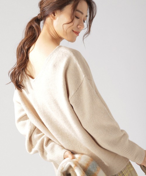 BAYFLOW（ベイフロー）の「2WAYVネックニットプルオーバー（ニット/セーター・レディース・ベージュ/ピンク/オレンジ/グリーン/アイボリー・FREE）」の2枚目の写真