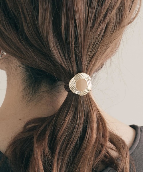 SMELLY（スメリー）の「ネジリメタルエポポニー（ヘアゴム・レディース・ベージュ/ピンク・-）」の2枚目の写真