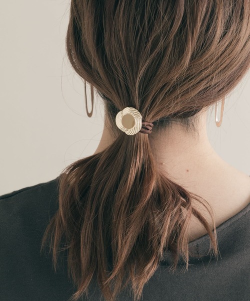 SMELLY（スメリー）の「ネジリメタルエポポニー（ヘアゴム・レディース・ベージュ/ピンク・-）」の6枚目の写真