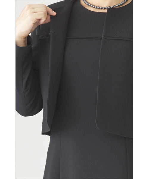 MONOIR(モノワール)の「濃染加工ロング丈アンサンブル(ジャケットワンピース)(アンサンブル・レディース・ブラック・9号/13号/17号/7号/11号/15号)」の4枚目の写真