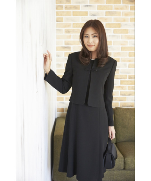 MONOIR(モノワール)の「濃染加工ロング丈アンサンブル(ジャケットワンピース)(アンサンブル・レディース・ブラック・9号/13号/17号/7号/11号/15号)」の2枚目の写真