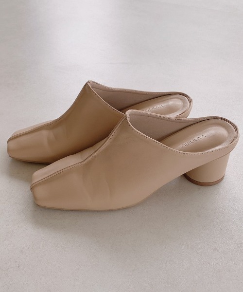 VANNIE U（ヴァニーユー）の「パイピングスクエアトゥミュール（パンプス・レディース・ホワイト/ベージュ・LARGE/SMALL/MEDIUM）」の4枚目の写真
