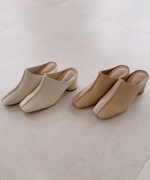 VANNIE U（ヴァニーユー）の「パイピングスクエアトゥミュール（パンプス・レディース・ホワイト/ベージュ・LARGE/SMALL/MEDIUM）」の3枚目の写真