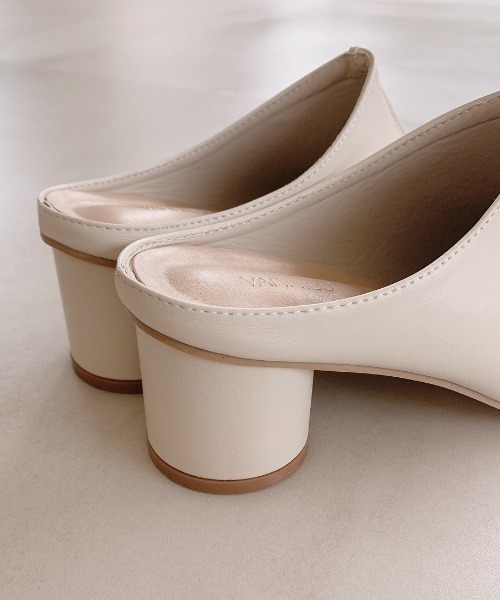 VANNIE U（ヴァニーユー）の「パイピングスクエアトゥミュール（パンプス・レディース・ホワイト/ベージュ・LARGE/SMALL/MEDIUM）」の8枚目の写真