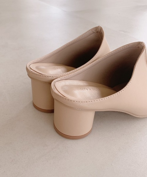 VANNIE U（ヴァニーユー）の「パイピングスクエアトゥミュール（パンプス・レディース・ホワイト/ベージュ・LARGE/SMALL/MEDIUM）」の7枚目の写真