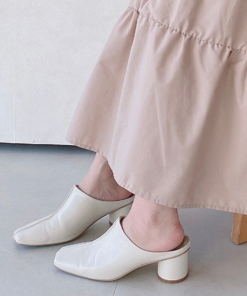 VANNIE U（ヴァニーユー）の「パイピングスクエアトゥミュール（パンプス・レディース・ホワイト/ベージュ・LARGE/SMALL/MEDIUM）」の18枚目の写真