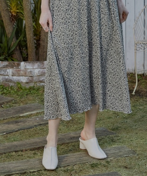 VANNIE U（ヴァニーユー）の「パイピングスクエアトゥミュール（パンプス・レディース・ホワイト/ベージュ・LARGE/SMALL/MEDIUM）」の21枚目の写真
