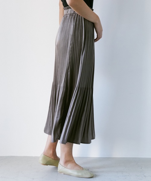 AZUL ENCANTO（アズールエンカント）の「ヴィンテージサテンプリーツスカート（スカート・レディース・オフホワイト/ライトグレー/オレンジ・FREE）」の2枚目の写真