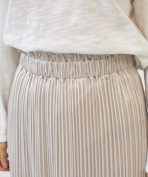 AZUL ENCANTO（アズールエンカント）の「ヴィンテージサテンプリーツスカート（スカート・レディース・オフホワイト/ライトグレー/オレンジ・FREE）」の6枚目の写真