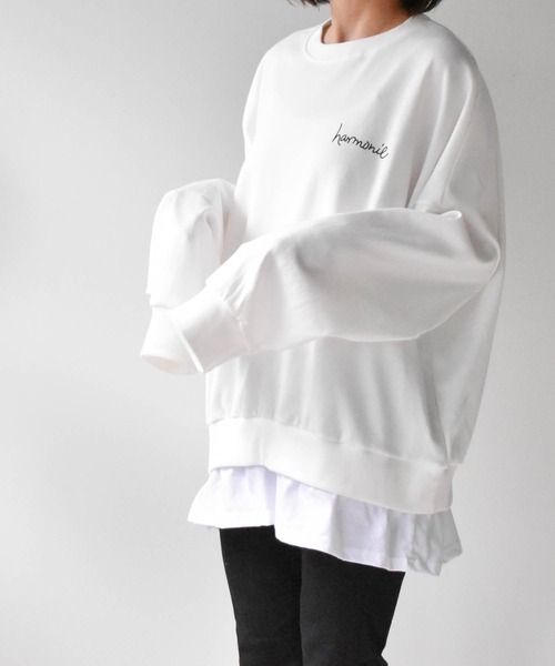 muure（ミュール）の「レイヤード風ワンポイントロゴビッグシルエットプルオーバー（Tシャツ/カットソー・レディース・ホワイト/ブラック/ライム・FREE）」の2枚目の写真